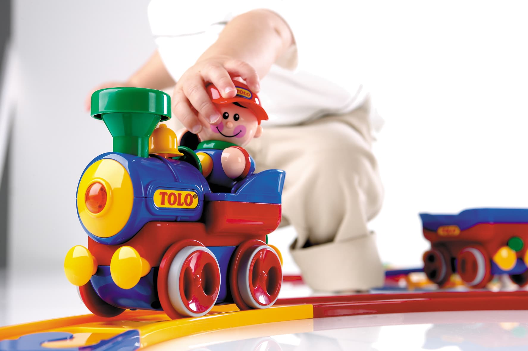 Statuina TOLO Boy Friends First 89583 – Con Caschetto, Personaggio Per Bambini, Colore Casuale
